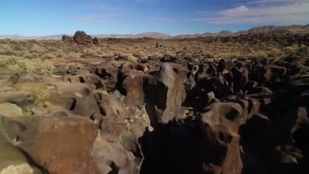 美国加利福尼亚州东部火山的火山岩形成空中射击后向后飞去 — 图库视频影像