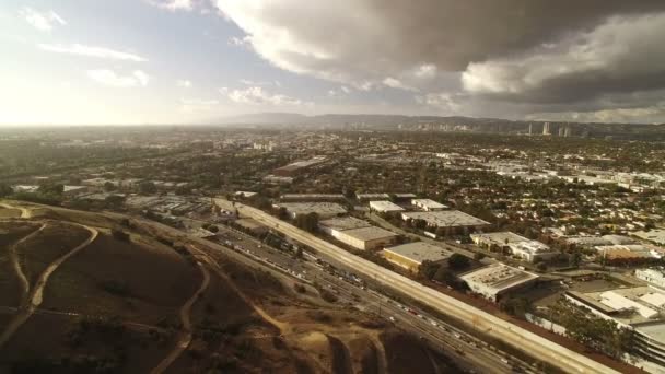 卡佛市Baldwin Hills Sunset Aerial Shot左上方洛杉矶上空的风暴云 — 图库视频影像