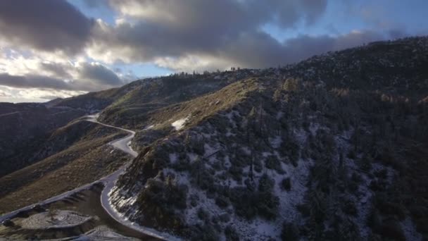 Snow Covered Alpine Mountain Ridges Kaliforniában Légi Lövés Forgassa Balra — Stock videók