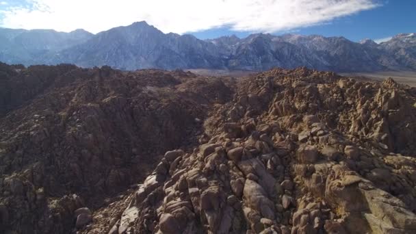シエラネバダ山脈とアラバマヒルズ砂漠と岩石層からのホイットニー山空中ショット回転左 — ストック動画