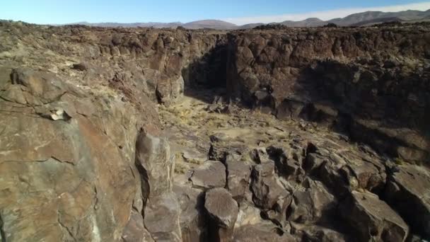 美国加利福尼亚州东部火山的火山岩悬崖空中开枪射击 — 图库视频影像