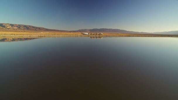 Inyo Mountains Death Valley Reflexões Sobre Owens Lake Califórnia Daytime — Vídeo de Stock