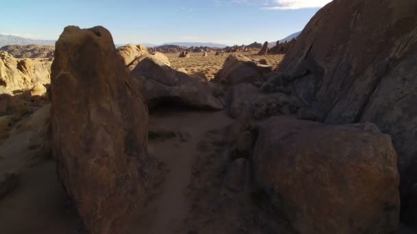 Desert Rock Formations Aerial Shot Rock Fins Fly Alabama Hills — стокове відео