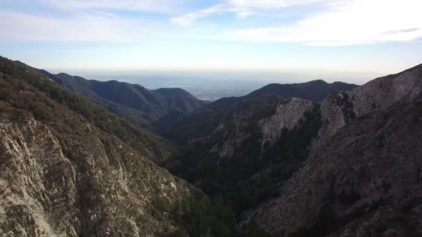 Mountain Ridges Aerial Shot Forest Cliff Eteenpäin — kuvapankkivideo