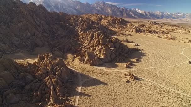 阿拉巴马山的内华达山脉和惠特尼山沙漠和岩层空中拍摄倾斜 — 图库视频影像