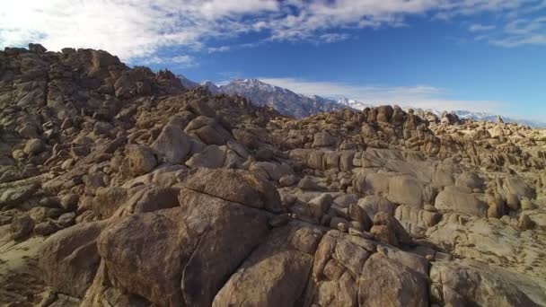 シエラネバダ山脈とアラバマヒルズ砂漠と岩層からのホイットニー山空中撮影 — ストック動画