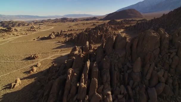 砂漠と岩の形成岩のフィンの空中ショットは アラバマヒルズの上を飛ぶ東シエラカリフォルニア前方 — ストック動画