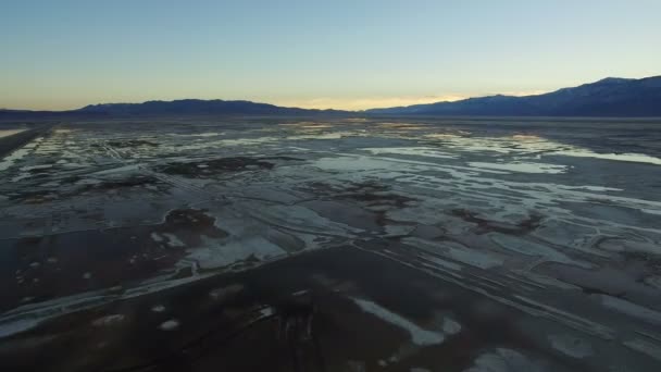 東シエラのオーエンズ湖の一部乾燥湖ベッドカリフォルニア ダスク空中ショット戻る — ストック動画