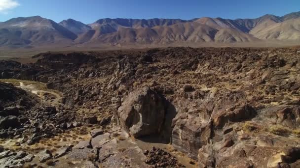 Formação Rochosa Vulcânica Tiro Aéreo Vulcão Leste Serra Califórnia Eua — Vídeo de Stock