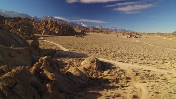 位于加州东部的阿拉巴马山上空 空中射中了沙漠和岩石的鳍 向右飞去 — 图库视频影像