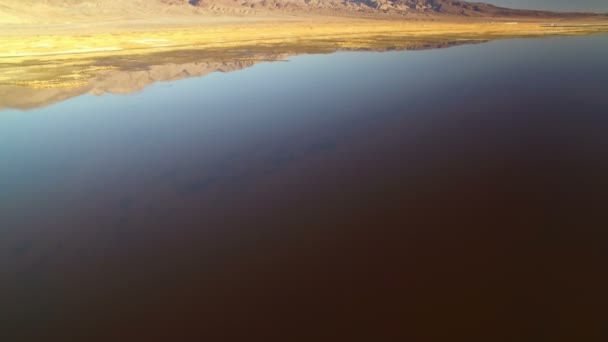 Inyo Mountains Death Valley Reflections Owens Lake California Daytime Aerial — стоковое видео