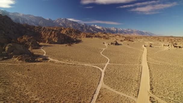 阿拉巴马山山脉的内华达山脉和惠特尼山沙漠和岩层空中射精右转 — 图库视频影像