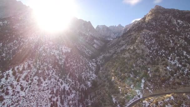 冬の雪に覆われたシエラネバダ山脈の空中撮影左 — ストック動画