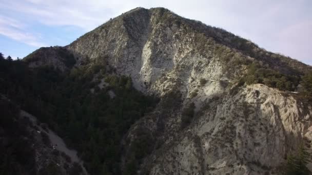 Pic de montagne et falaise rocheuse tir aérien vers l'avant