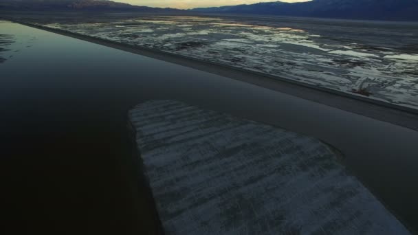 東シエラのオーエンズ湖の一部乾燥湖ベッド Dusk Airial Shot Forward — ストック動画