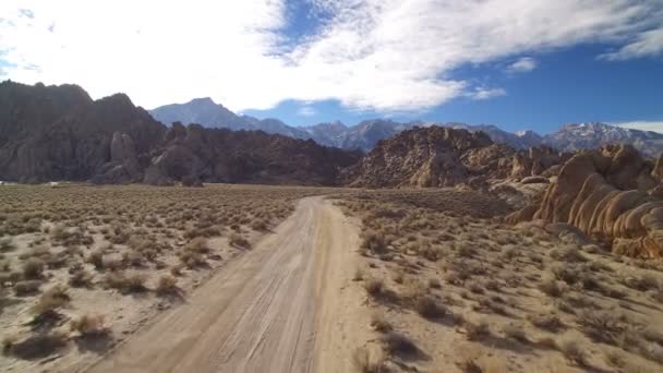 Dirt Road Desert Aerial Shot Sierra Nevada Whitney Desde Alabama — Vídeo de stock