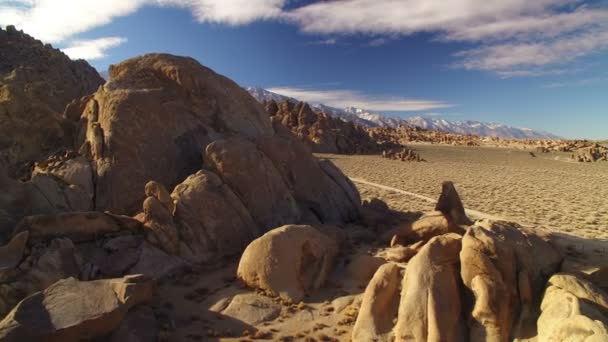 Sierra Nevada Montañas Whitney Alabama Hills Desierto Formación Rocas Aerial — Vídeo de stock