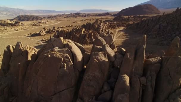 Desert Rock Formations Aerial Shot Rock Fins Fly Alabama Hills — Stock video
