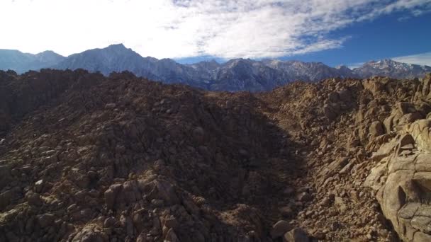 シエラネバダ山脈とアラバマヒルズ砂漠と岩石層からのホイットニー山空中ショットフォワード標高 — ストック動画