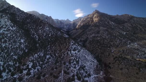 Whitney Aerial Shot Sierra Nevada Mountains Covered Winter Snow Backward — стокове відео