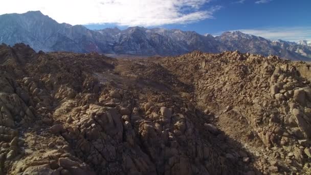 シエラネバダ山脈とアラバマヒルズ砂漠と岩層からのホイットニー山空中撮影 — ストック動画