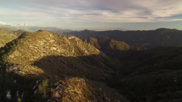 Montaña Cordilleras Puesta Sol Plano Aéreo Bosque Arbustos Invierno Girar — Vídeo de stock