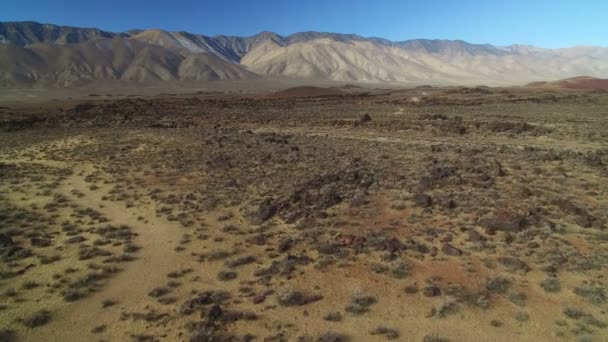 Formacja Skał Wulkanicznych Aerial Shot Volcano Eastern Sierra California Stany — Wideo stockowe