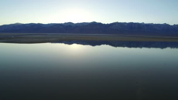 시에라 Reflections Owens Lake California Dusk Aerial Shot Left — 비디오