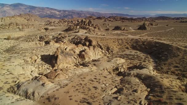 アラバマヒルズとイニョ山脈の砂漠と岩空中撮影 Death Valley California Backward — ストック動画