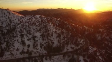 Günbatımı Işığı Kışın Karla Kaplanmış Dağlar ve Çam Ormanı Havası Kaliforniya 'yı İleriye Çekti