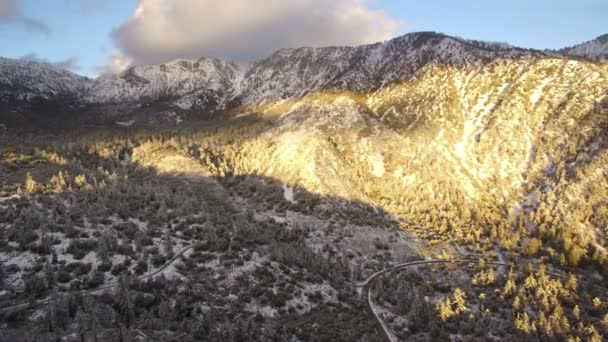 Sonnenuntergang Licht Trifft Winter Schnee Bedeckte Berge Und Kiefernwald Luftaufnahme — Stockvideo