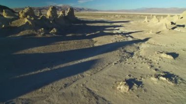 Trona Pinnacles Kaya Kuleleri Mojave Çölü 'nde, Ölüm Vadisi' nde, California Havadan Atış Gölgelerin Üzerinde Uçuyor