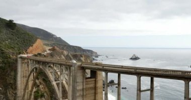 Big Sur Bixby Köprüsü ve Pasifik Sahil Otoyolu Kaliforniya Eğilimi