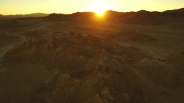 Trona Zirveleri Günbatımı Mojave Çölü 'nde Ölüm Vadisi' ne yakın Kaliforniya Hava Çekimi