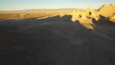 Trona Pinnacles Kaya Kuleleri Mojave Çölü 'ndeki Günbatımı Siluetleri Ölüm Vadisi' ne yakın Kaliforniya Havadan Uçarak Tepelerin Üzerinden Geçtiler