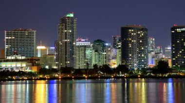 Coronado 'dan San Diego Night Skyline' a California 'dan ABD Pan Right
