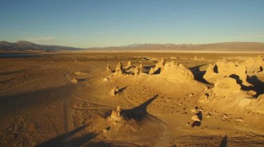 Trona Zirveleri Rock Kuleleri Günbatımı Siluetleri Mojave Çölü 'nde Ölüm Vadisi' nde Kaliforniya Hava Çekimi