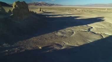 Trona Zirveleri Kaya Kuleleri Mojave Çölü 'nde, Ölüm Vadisi' nde, Kaliforniya Havadan Uçuşlar Gölgelerin Üzerinden Geri Uçuyor