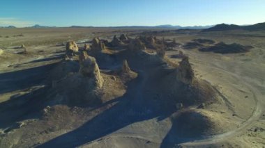 Trona Pinnacles Kaya Kuleleri Mojave Çölü 'nde Ölüm Vadisi' ne yakın Kaliforniya Hava Atışı İleri Uçuşu