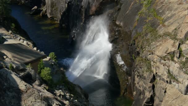 Parque Nacional Yosemite Hetch Hetchy Dam Liberação Água Califórnia Eua — Vídeo de Stock