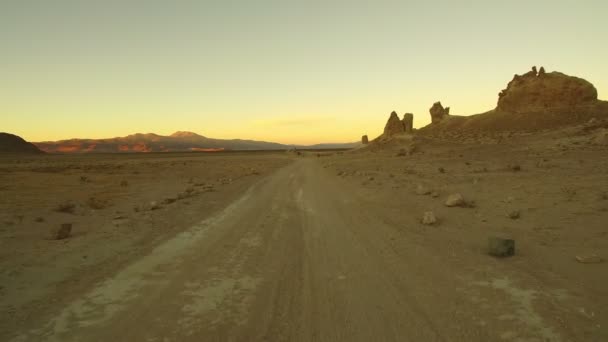 Trona Pinnacles Placa Conducción Puesta Del Sol Desierto Mojave Cerca — Vídeos de Stock