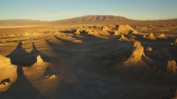トロナ ピナクルズ ロック スピアーズモハーヴェ砂漠のサンセットシルエット死の谷近くカリフォルニア空撮右 — ストック動画