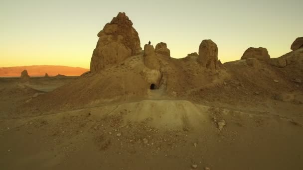 죽음의 모하비 사막에 트로나 피너클 캘리포니아 Aerial Shot Cave Entrance — 비디오