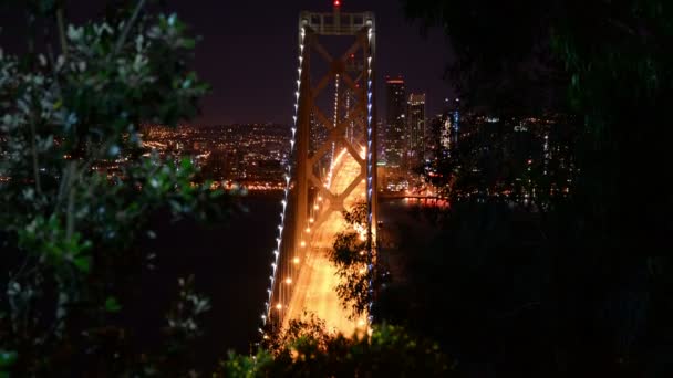三藩湾大桥由宝岛时间空转夜间交通倾斜下降加州美国 — 图库视频影像