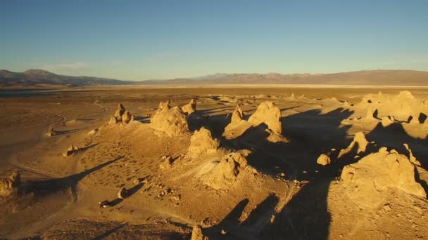 Trona Pináculos Rock Spires Sunset Silhouettes Mojave Desert Perto Vale — Vídeo de Stock