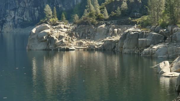 Parque Nacional Yosemite Hetch Hetchy Dam 96Fps Barragem Lenta Baixo — Vídeo de Stock