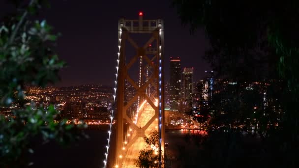 三藩湾大桥由宝岛时间空转夜间交通泛美州右岸 — 图库视频影像