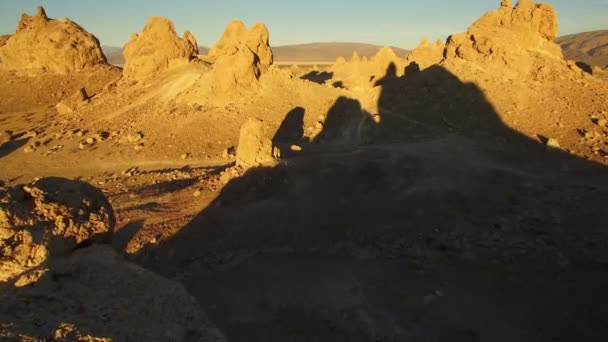 Trona Pinnacles Rock Spires Zonsondergang Silhouetten Mojave Woestijn Buurt Van — Stockvideo