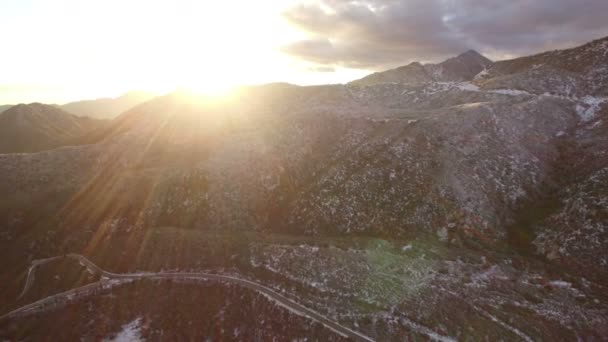 夕阳西下 冬雪覆盖的山脉和松树林空中射中的加利福尼亚旋转右 — 图库视频影像