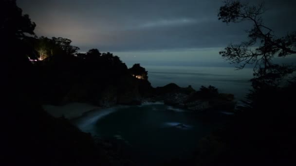 Big Sur Mcway Falls Nacht Sternenhimmel Über Wasserfall Zeitraffer Sterne — Stockvideo